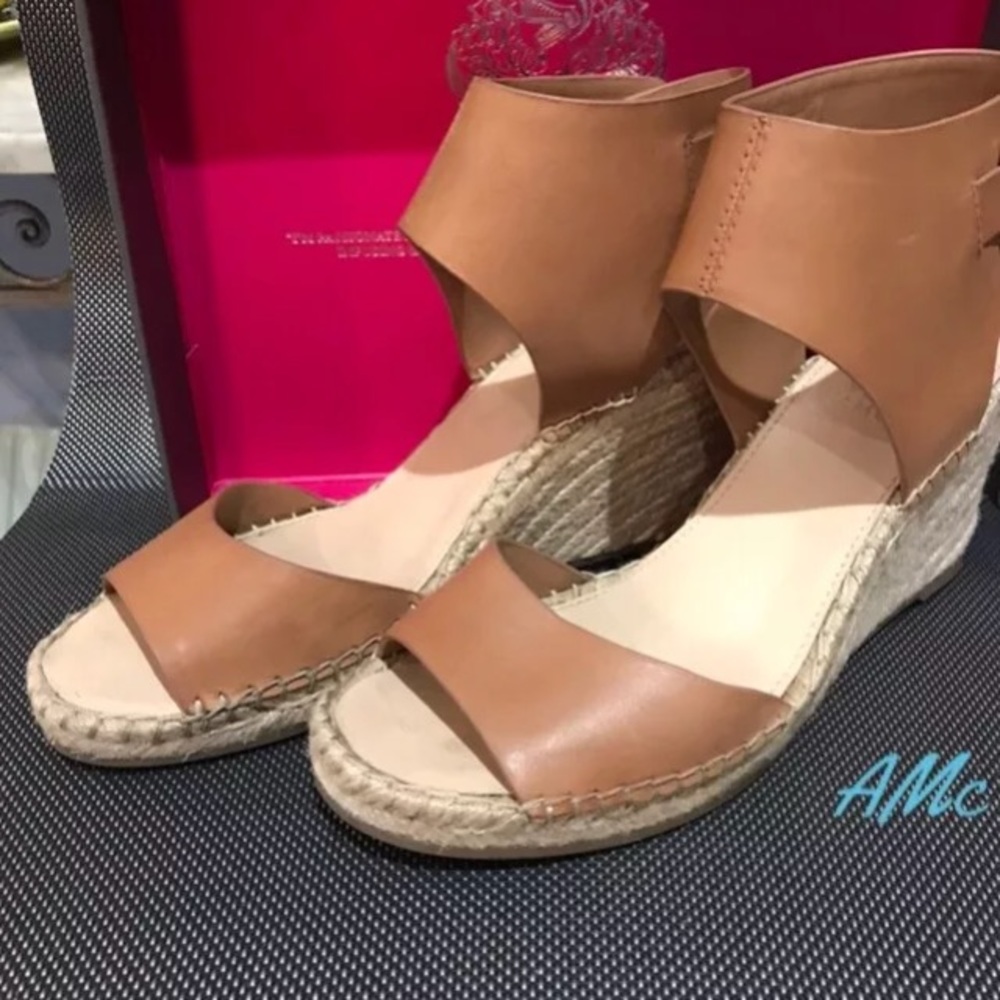 Vince Camuto Wedge 9M Leather/Buckle closure👗